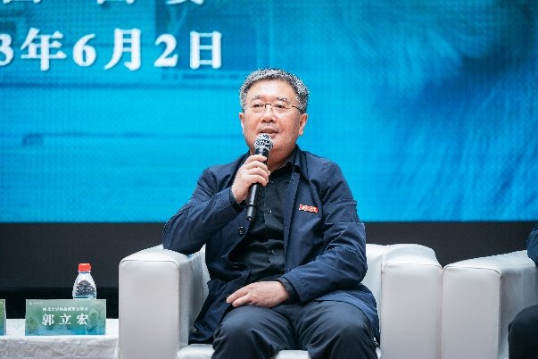 开创性地建立了该研究整合动物行为学